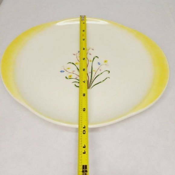 * 10"  cream and yellow ceramic Platter with minimal floral centerpiece - Picture 6 of 7